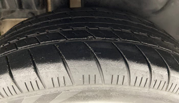2016 Maruti Swift Dzire ZDI, Diesel, Manual, 1,67,122 km, Right Rear Tyre Tread