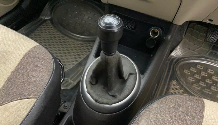 2014 Hyundai i20 MAGNA (O) 1.2, Petrol, Manual, 64,814 km, Gear lever - Boot cover slightly torn
