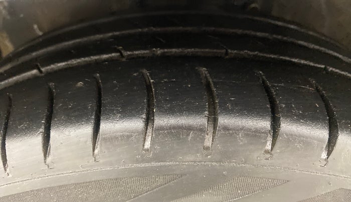 2015 Maruti Celerio VXI, CNG, Manual, 64,965 km, Left Front Tyre Tread