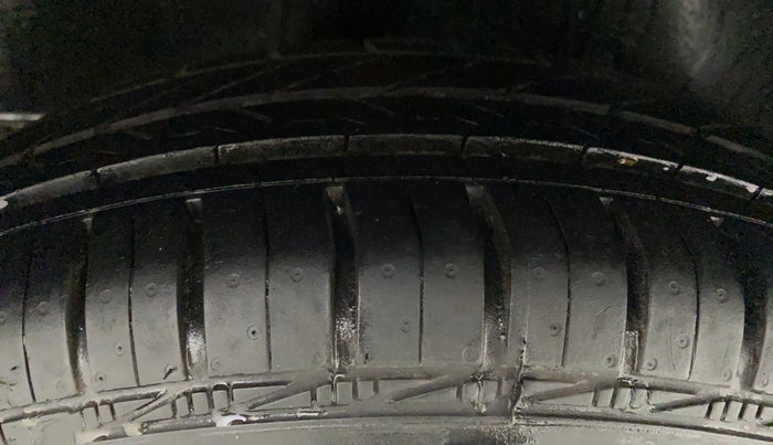 2011 Maruti Swift VXI, Petrol, Manual, 47,552 km, Right Rear Tyre Tread