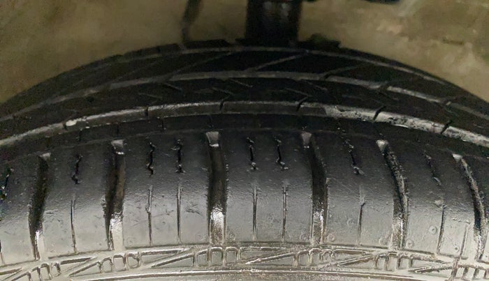 2011 Maruti Swift VXI, Petrol, Manual, 47,552 km, Right Front Tyre Tread