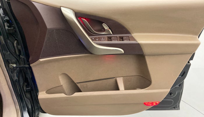2013 Mahindra XUV500 W8 FWD, Diesel, Manual, 72,418 km, Driver Side Door Panels Control