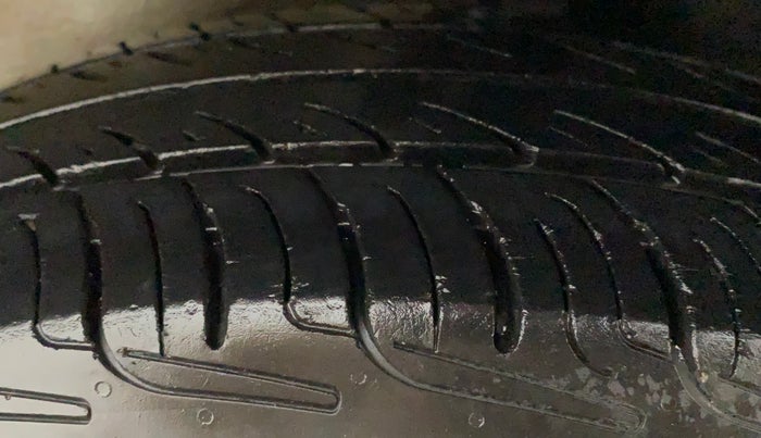 2014 Maruti Ritz VXI, Petrol, Manual, 74,926 km, Left Rear Tyre Tread