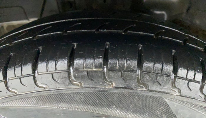 2015 Hyundai Eon ERA PLUS, Petrol, Manual, 27,032 km, Right Rear Tyre Tread