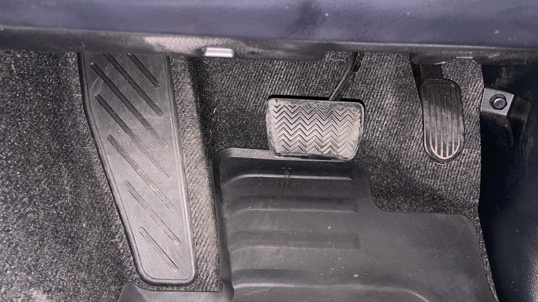 2022 Toyota Fortuner Gxl, Automatic, 48935 km, Pedals and Footmat