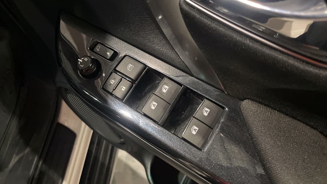 2022 Toyota Fortuner Gxl, Automatic, 48935 km, Drivers Side Door Panel Controls
