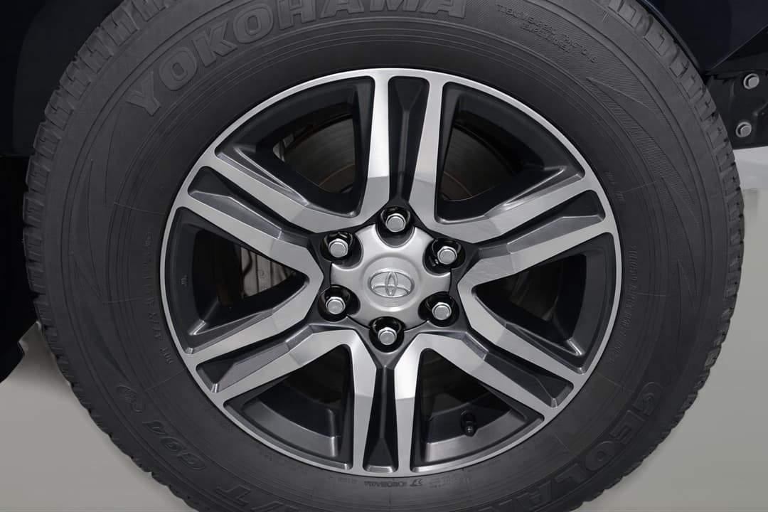 2022 Toyota Fortuner Gxl, Automatic, 48935 km, Right Front Wheel