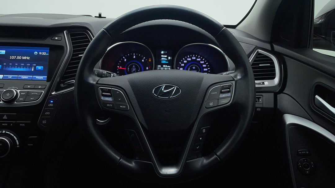 2015 Hyundai Santa Fe Elite Crdi (4x4), Automatic, 131763 km, Steering Wheel Close-up