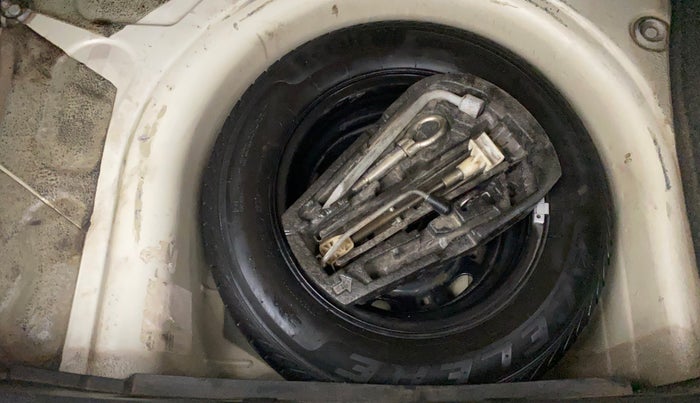 2011 Volkswagen Polo TRENDLINE 1.2L PETROL, Petrol, Manual, 1,14,373 km, Spare Tyre