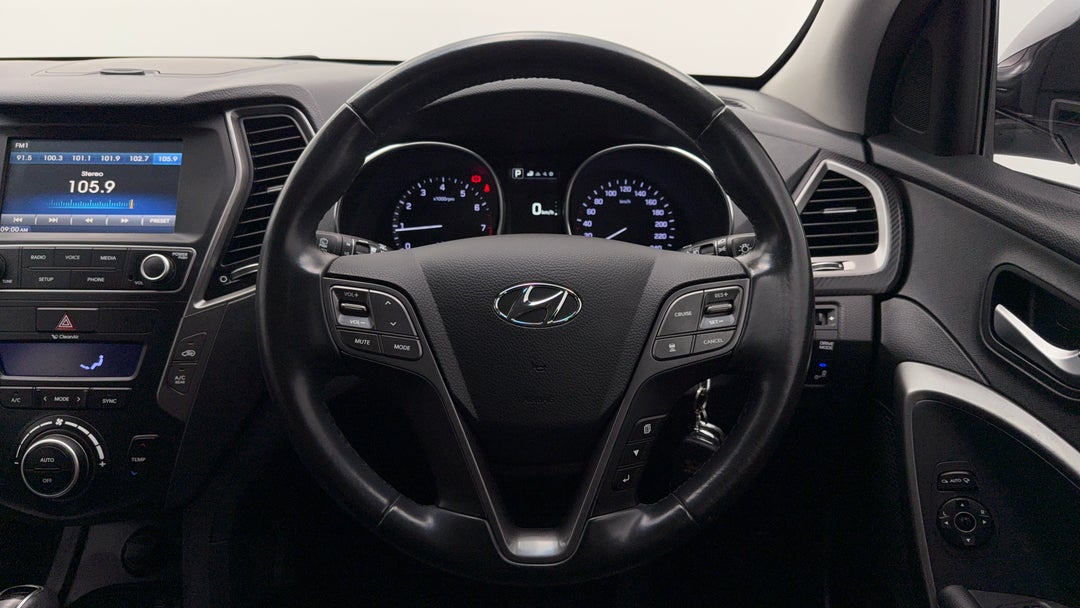 2018 Hyundai Santa Fe Active X, Automatic, 88304 km, Steering Wheel Close-up