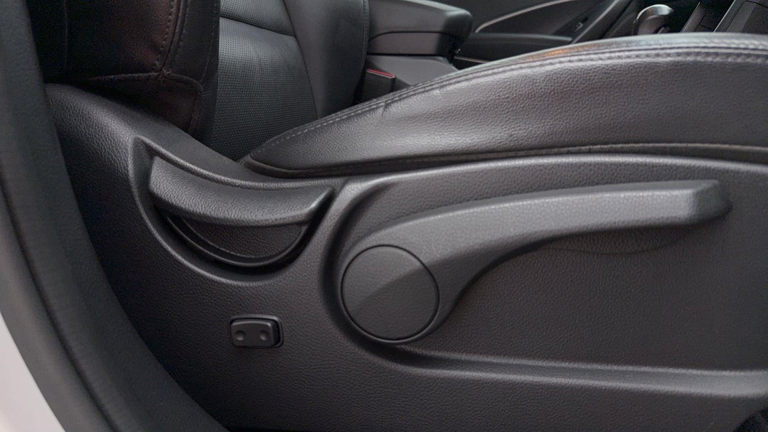 2018 Hyundai Santa Fe Active X, Automatic, 88304 km, Drivers Side Adjustment Panel