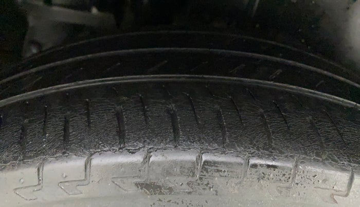 2013 Maruti Ertiga VXI CNG, CNG, Manual, 1,01,059 km, Right Rear Tyre Tread
