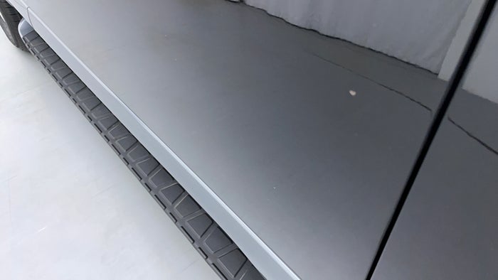 Kia Mohave-Door RHS Front Scratched