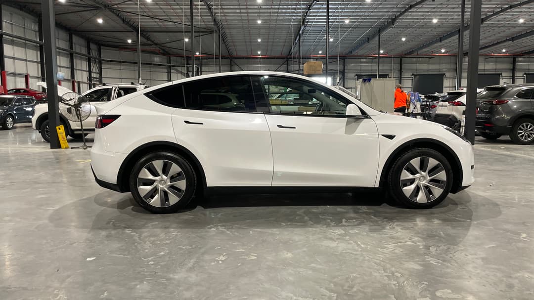 2024 Tesla Model Y Rear-wheel Drive, Automatic, 21380 km, Right Side View