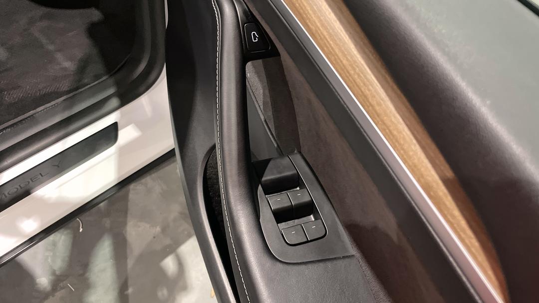 2024 Tesla Model Y Rear-wheel Drive, Automatic, 21380 km, Drivers Side Door Panel Controls