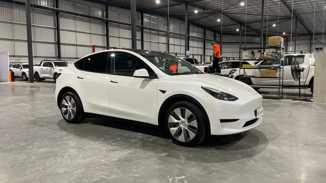 2024 Tesla Model Y Rear-wheel Drive, Automatic, 21380 km, Right Front Diagonal (45- Degree) View