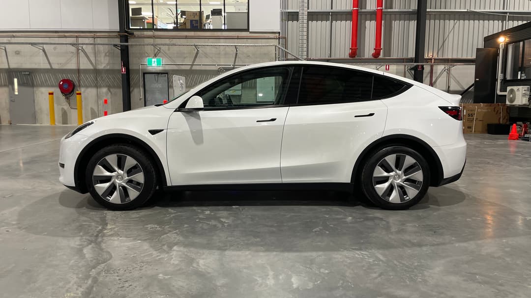 2024 Tesla Model Y Rear-wheel Drive, Automatic, 21380 km, Left Side View