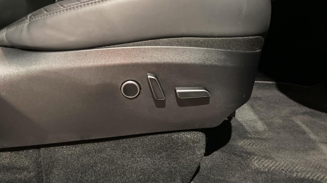 2024 Tesla Model Y Rear-wheel Drive, Automatic, 21380 km, Drivers Side Adjustment Panel