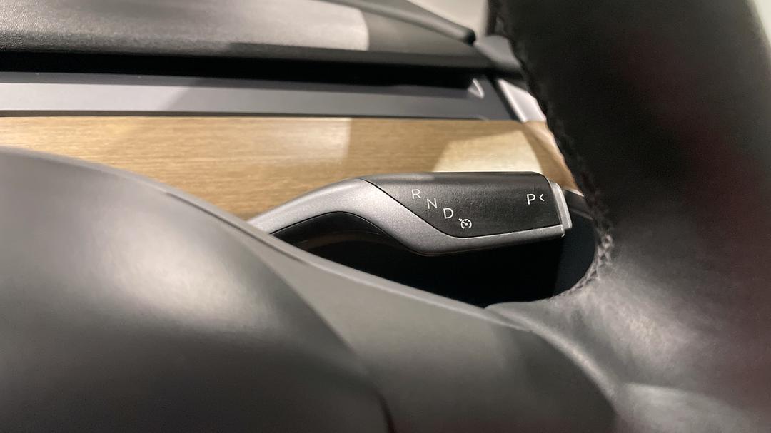 2024 Tesla Model Y Rear-wheel Drive, Automatic, 21380 km, Gear Lever 