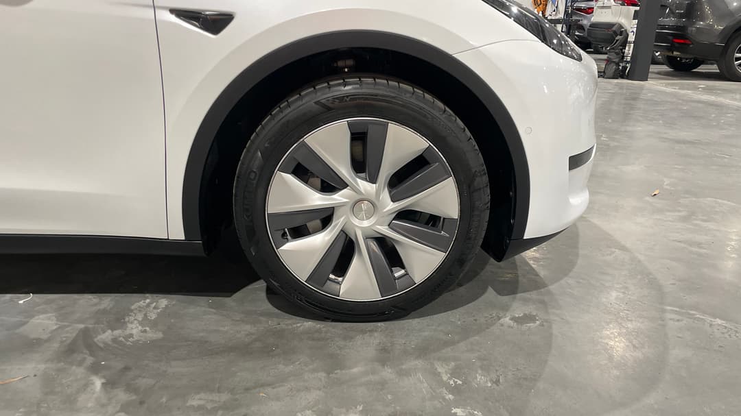2024 Tesla Model Y Rear-wheel Drive, Automatic, 21380 km, Right Front Wheel
