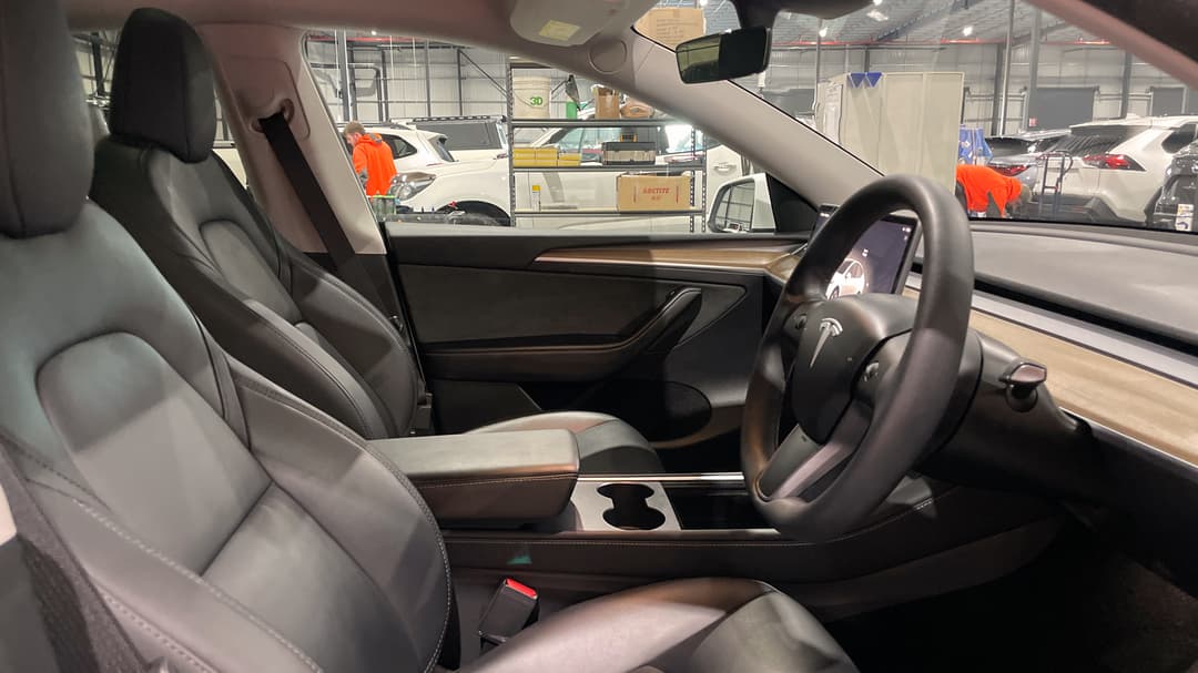 2024 Tesla Model Y Rear-wheel Drive, Automatic, 21380 km, Right Side Front Door Cabin View