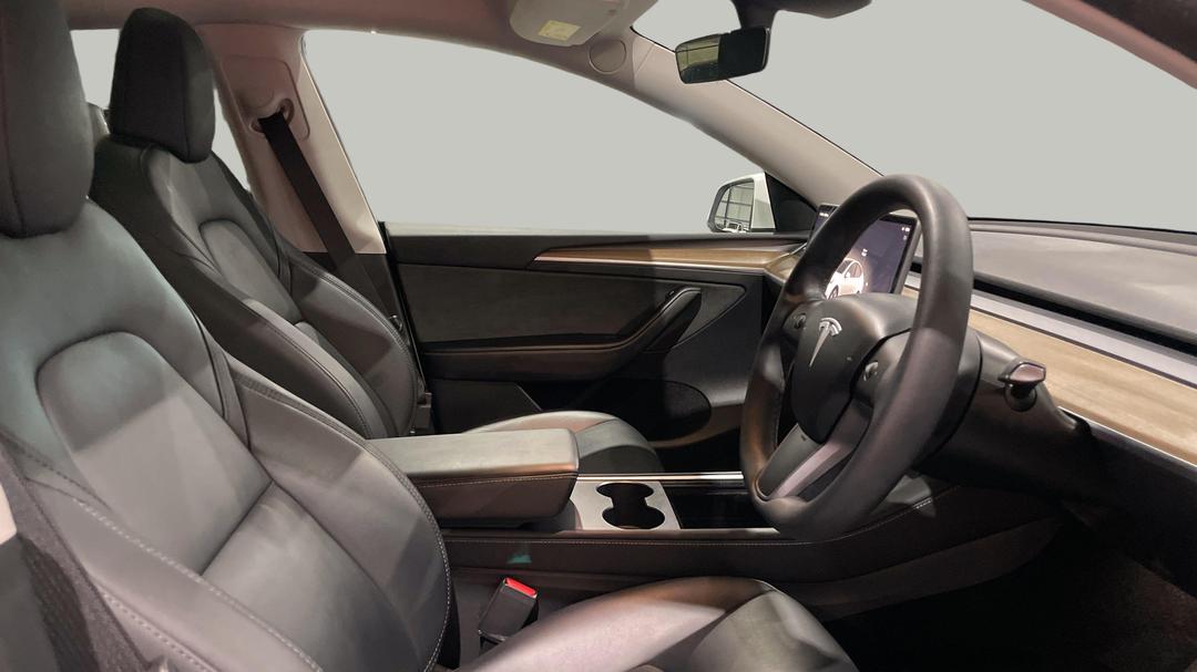 2024 Tesla Model Y Rear-wheel Drive, Automatic, 21380 km, Right Side Front Door Cabin View