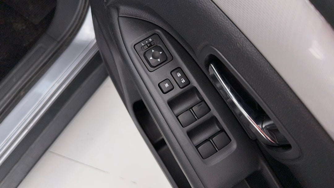 2014 Mitsubishi Outlander Phev, Automatic, 127543 km, Drivers Side Door Panel Controls