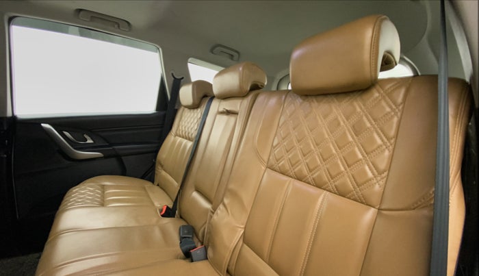 2019 Mahindra XUV500 W11, Diesel, Manual, 64,672 km, Right Side Rear Door Cabin