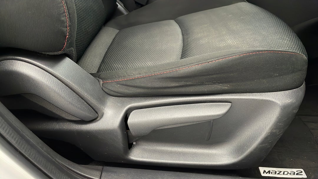 2016 Mazda Mazda2 Maxx, Manual, 121607 km, Drivers Side Adjustment Panel