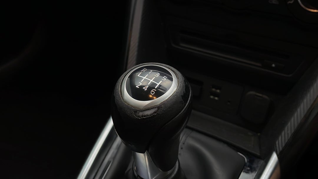 2016 Mazda Mazda2 Maxx, Manual, 121607 km, Gear Lever Knob Wear