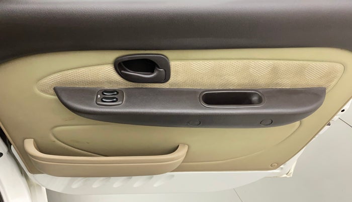 2011 Hyundai Santro Xing GLS PLUS AUDIO, Petrol, Manual, 68,951 km, Driver Side Door Panels Control