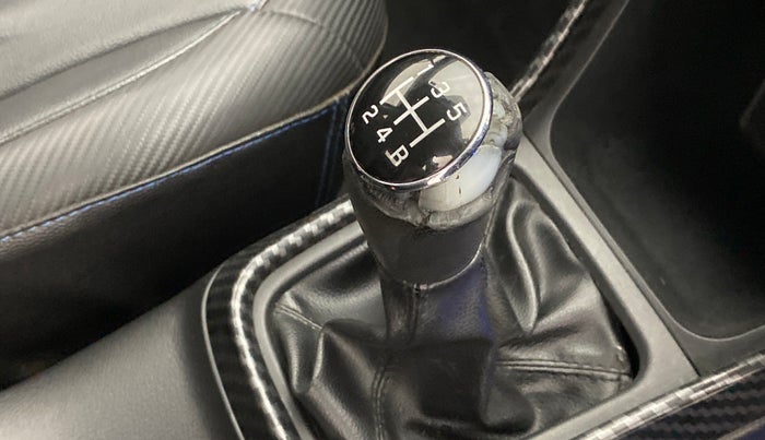 2016 Maruti S Cross ZETA 1.3, Diesel, Manual, 76,836 km, Gear lever - Knob has minor damage