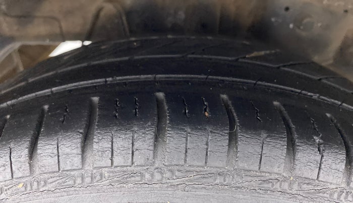 2016 Hyundai Eon MAGNA +, Petrol, Manual, 51,975 km, Right Rear Tyre Tread