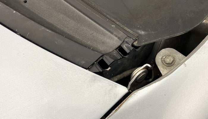 2013 Toyota Etios Liva G, Petrol, Manual, 77,156 km, Bonnet (hood) - Cowl vent panel has minor damage