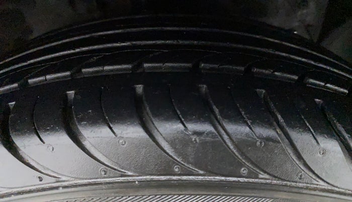 2018 Ford Figo Aspire 1.2 TITANIUM PETROL, Petrol, Manual, 17,870 km, Right Front Tyre Tread