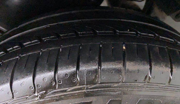 2014 Maruti Ertiga VXI CNG, CNG, Manual, 80,957 km, Left Rear Tyre Tread