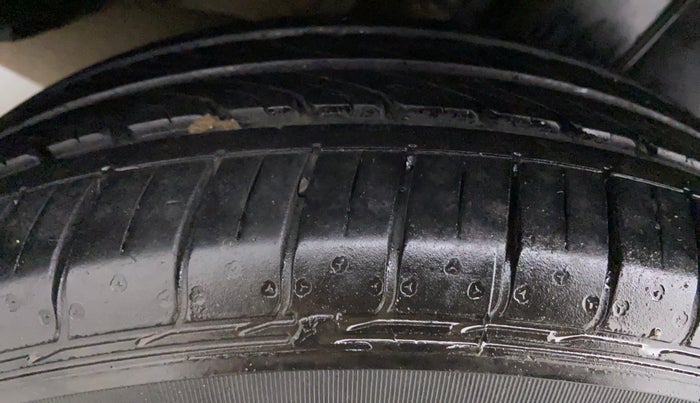 2014 Maruti Ertiga VXI CNG, CNG, Manual, 80,957 km, Right Rear Tyre Tread