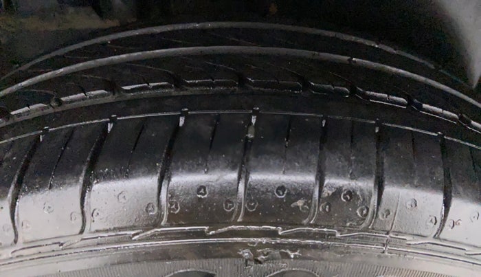 2014 Maruti Ertiga VXI CNG, CNG, Manual, 80,957 km, Right Front Tyre Tread