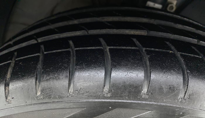 2015 Volkswagen Vento HIGHLINE PETROL, Petrol, Manual, 60,003 km, Right Front Tyre Tread