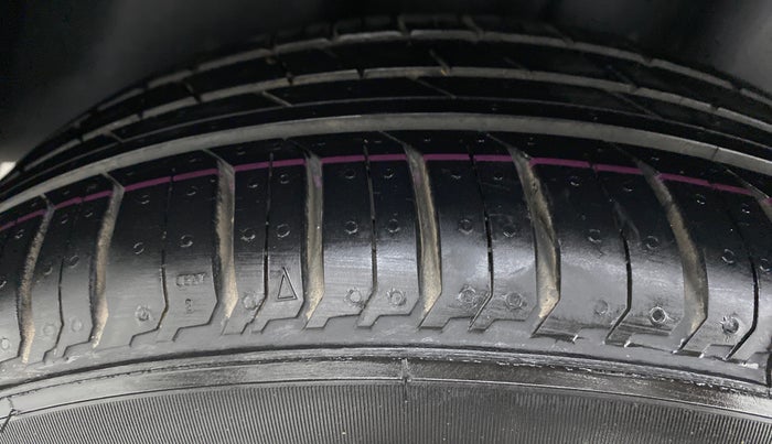 2015 Volkswagen Vento HIGHLINE PETROL, Petrol, Manual, 60,003 km, Right Rear Tyre Tread