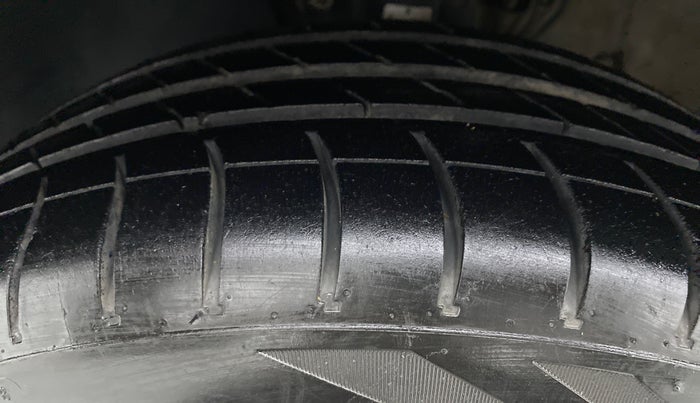 2015 Volkswagen Vento HIGHLINE PETROL, Petrol, Manual, 60,003 km, Left Front Tyre Tread