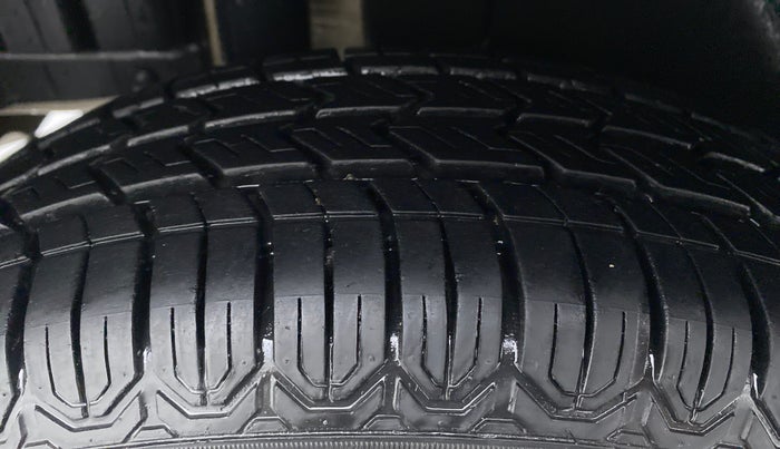 2015 Maruti Swift VXI D, Petrol, Manual, 62,447 km, Right Rear Tyre Tread