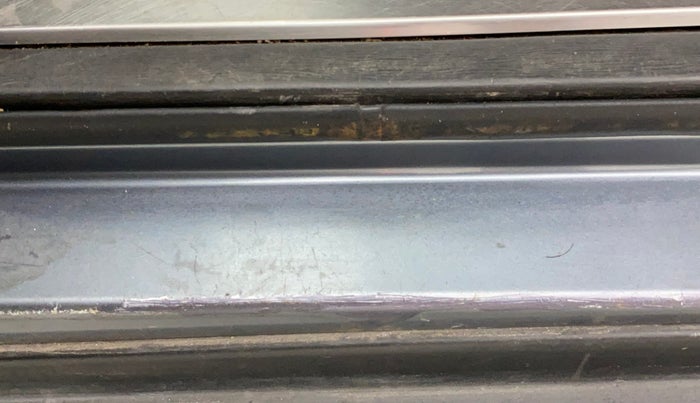 2014 Mahindra XUV500 W6, Diesel, Manual, 1,33,365 km, Left running board - Minor scratches