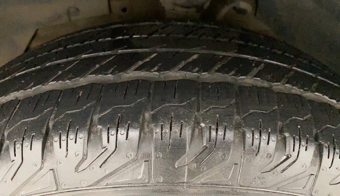 2014 Mahindra XUV500 W6, Diesel, Manual, 1,33,365 km, Left Front Tyre Tread