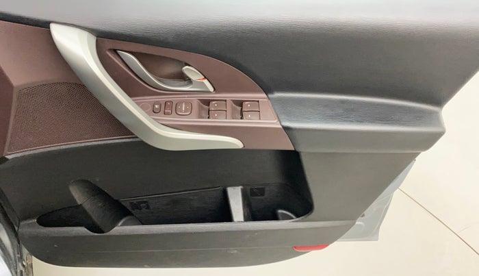 2014 Mahindra XUV500 W6, Diesel, Manual, 1,33,365 km, Driver Side Door Panels Control