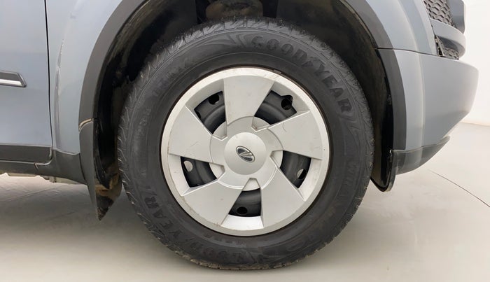 2014 Mahindra XUV500 W6, Diesel, Manual, 1,33,365 km, Right Front Wheel