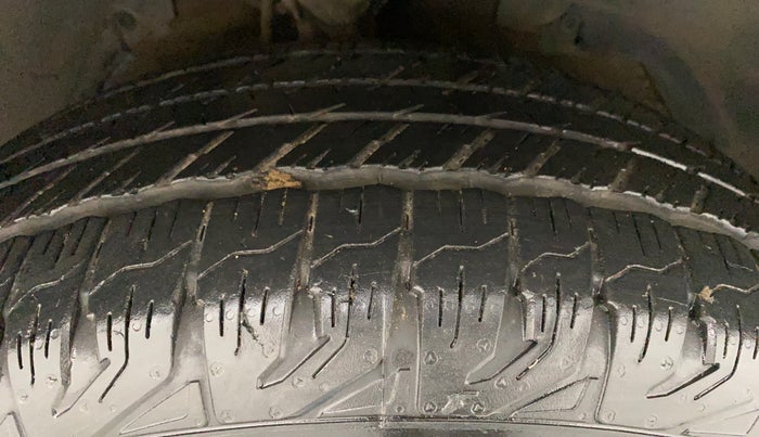 2014 Mahindra XUV500 W6, Diesel, Manual, 1,33,365 km, Right Front Tyre Tread