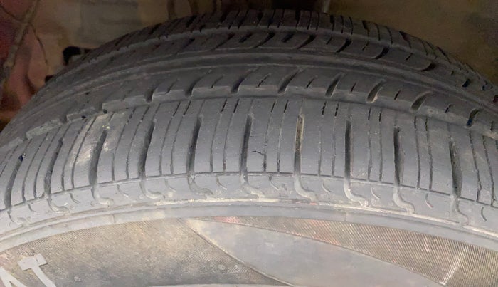 2017 Maruti Swift ZXI, Petrol, Manual, 52,414 km, Left Front Tyre Tread