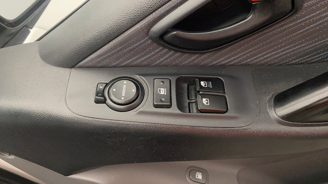 2017 Hyundai Iload 3s Liftback, Automatic, 156652 km, Drivers Side Door Panel Controls