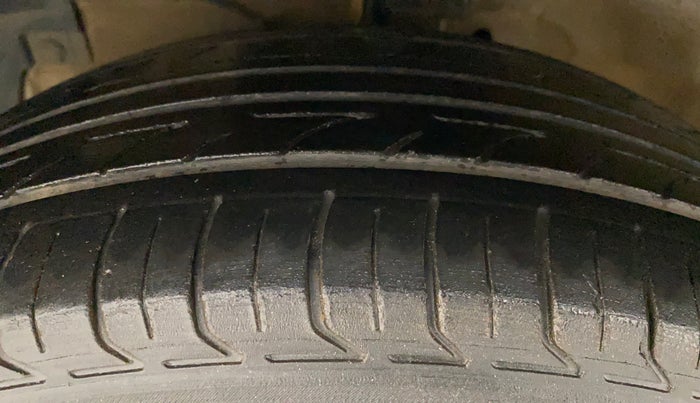 2014 Maruti Ciaz ZXI, Petrol, Manual, 70,337 km, Left Front Tyre Tread